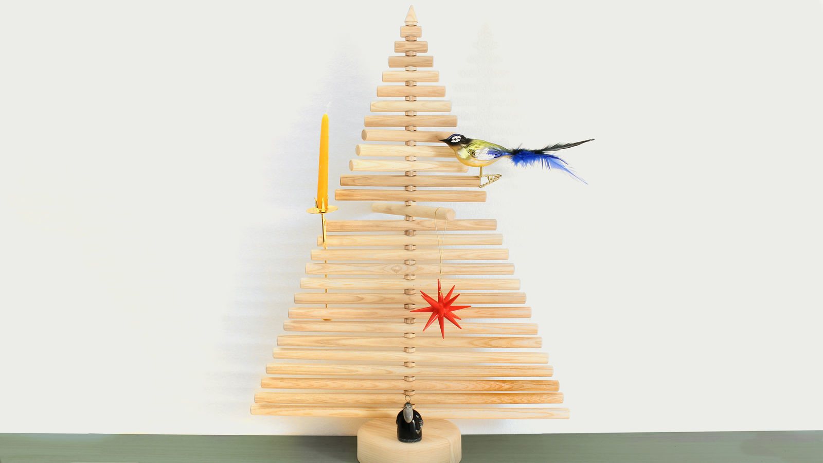 Vom Tannenbaumschmuck bis hin zum abgefahrensten Tannenbaum selbst. formost.de