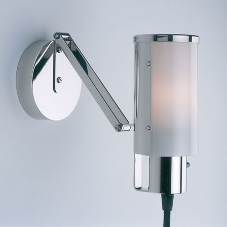 "Nachttischlampe, auch als Wandleuchte verwendbar" war die ursprüngliche Bezeichnung dieser Leuchte im Prospekt der Weimar Bau- und Wohnungskunst GmbH.Wilhelm Wagenfeld entwarf 1930