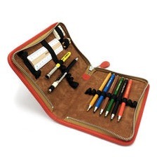 Gute Ware von Anfang an. Richtig ausgerüstet startet sich es am Besten ins neue Schuljahr oder Semester.   Geschenkset - Federmappe