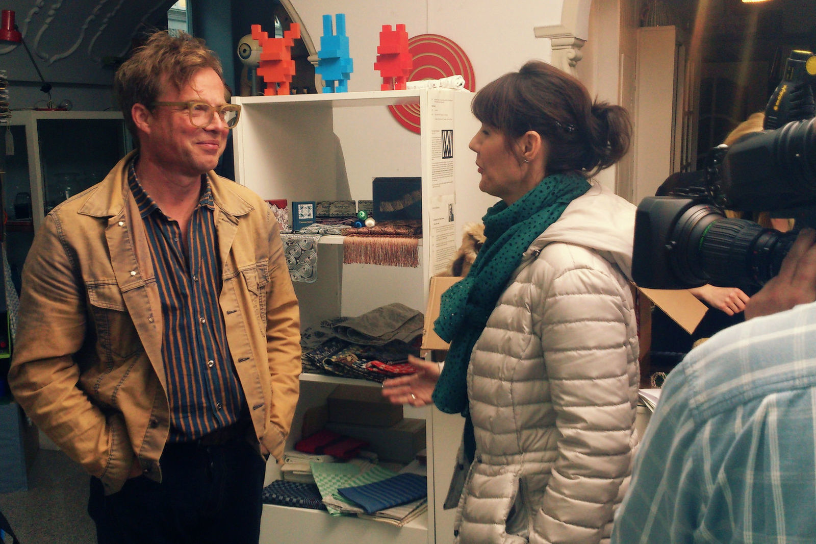 Wer denkt, dass das Interview mit Matthias Kanter, Geschäftsführer von Formost, schnell abgearbeitet wurde, liegt daneben. Die Strassenlaternen waren schon lange an, als das Fernsehteam endlich entlassen wurde, mit unzähligen Geschichten im Kasten.