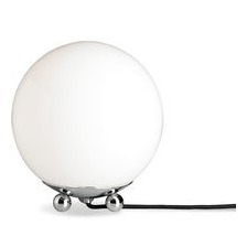 Eine besondere Geschichte hat die Art Déco Tischleuchte von Tecnolumen. Das Orginal, ca. von 1930 stammt von einem Pariser Flohmarkt, dessen Entwerfer unbekannt bleibt. Art Déco Tischleuchte – AD32