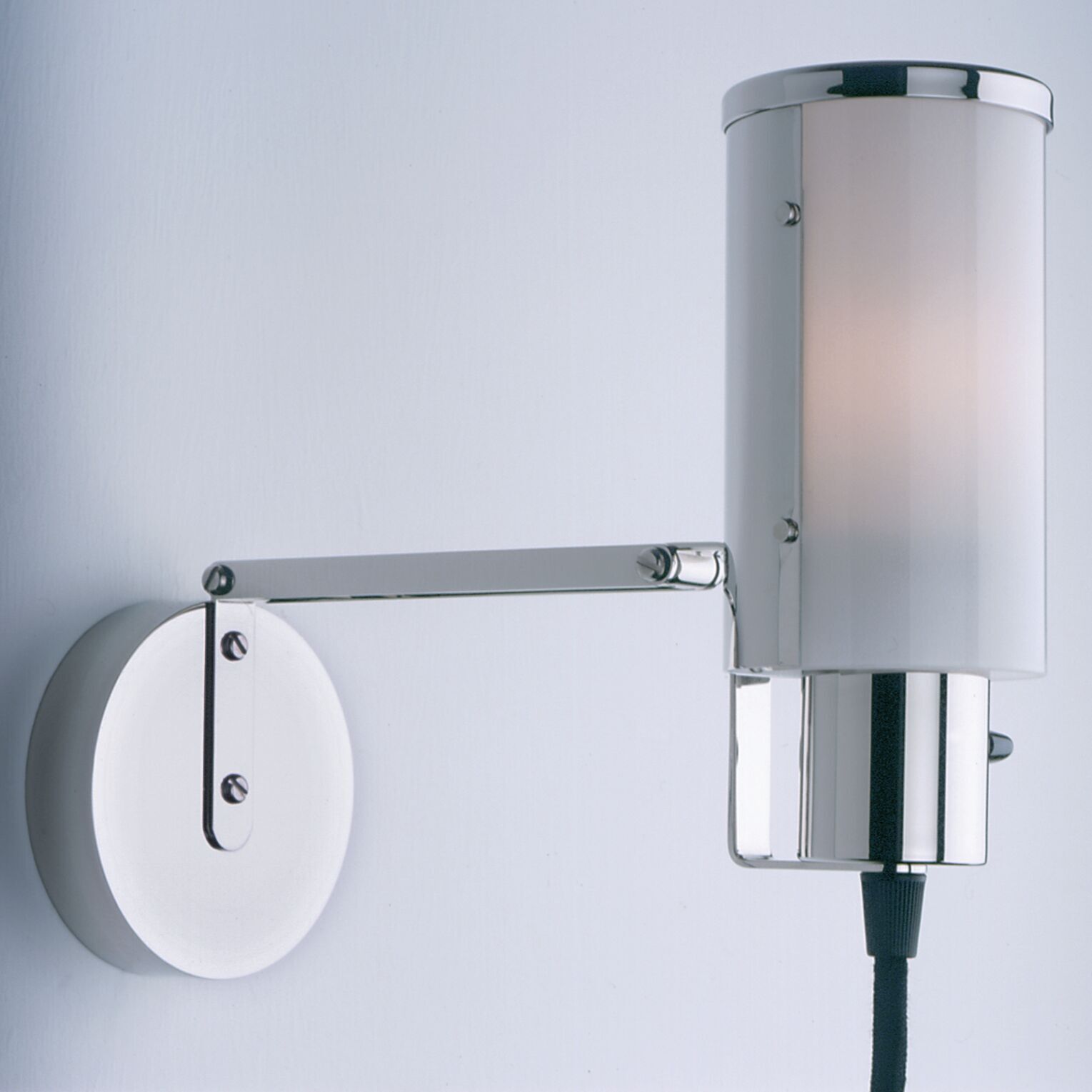 "Nachttischlampe, auch als Wandleuchte verwendbar" war die ursprüngliche Bezeichnung dieser Leuchte im Prospekt der Weimar Bau- und Wohnungskunst GmbH.Wilhelm Wagenfeld entwarf 1930