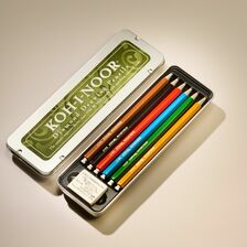 Sechs klassische Druckbleistifte und ein Radiergummi von Koh-I_Noor im Set. Die Minen der Fallminendruckstifte lassen sich wechslen.   Druckbleistift-Set