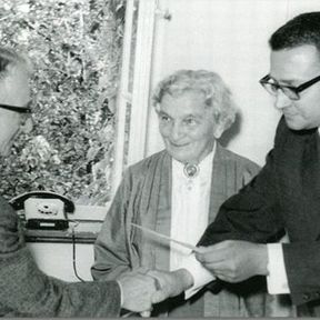 Gestalterin Grete Wendt erhält in DDR-Zeiten einige Preise für ihre Engelfiguren.
