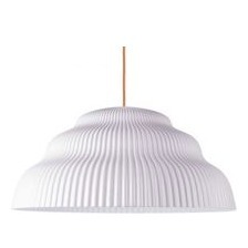 Die Kaskad Hängeleuchte lässt Keramik zu einer fließenden Form werden. Das Erscheinungsbild gleicht dem fließenden Wasser einer Kaskade. Der Lampenschirm wird aus Keramik handgegossen.   Kaskad Leuchte groß