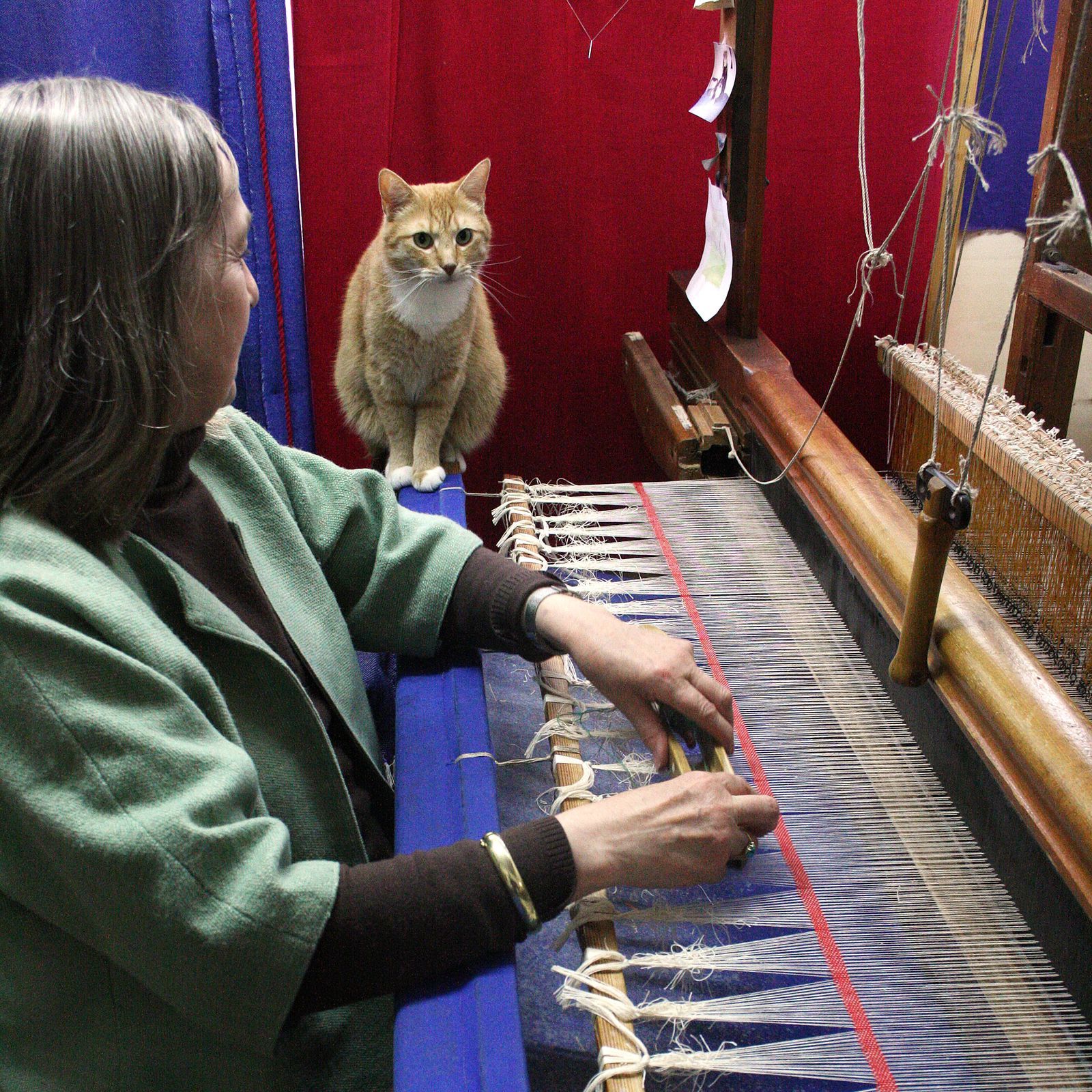 In der Industrialisierung wurden Webereien größtmöglich maschiniert. Kunstvolle oder besonders gemusterte Stoffe werden jedoch bis heute per Hand gemacht.