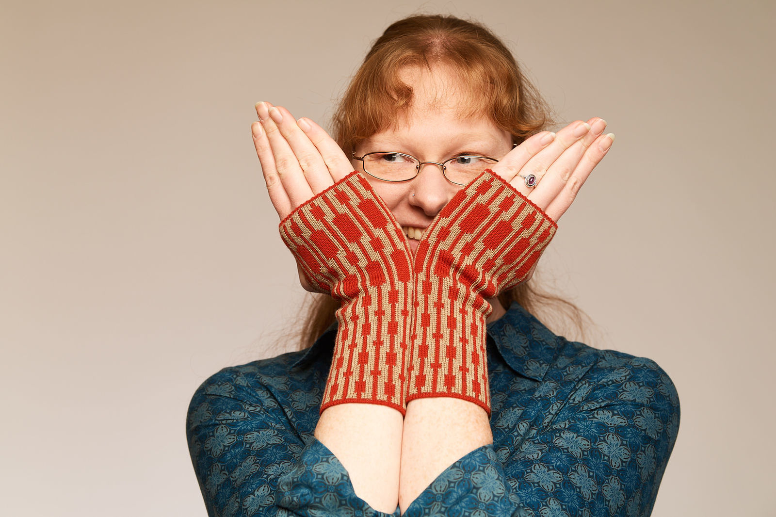 Fortschritt Berlin - Handstulpen - Trespassers kamel / mohn