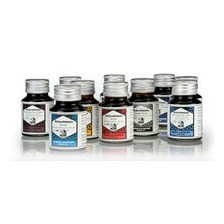 Dieses Sortiment aus vielen Farbtönen für Füllhalter- und Schreibtinte kann buchstäblich auf eine lange Tintentradition zurückblicken. Geeignet für Füllhalter, Stahlfeder, Tuscheröhrchen und weitere in der Kalligrafie verwendete Utensilien.      SCHREIBTINTE