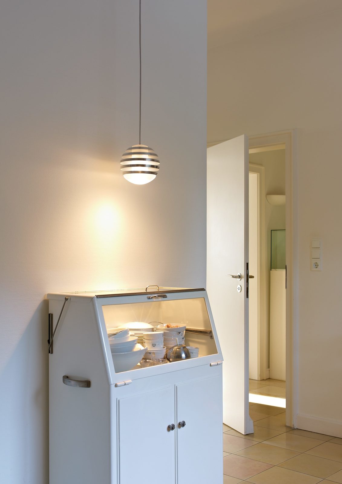 Die mehrfach preisgekrönte Pendelleuchte "Bulo" besticht vor allem durch ihr außergewöhnliches Design. Gewöhnliche Formen wie die Kugel zu durchbrechen, ja fast schon zu zerstören, um etwas gänzlich Neues entstehen zu lassen.