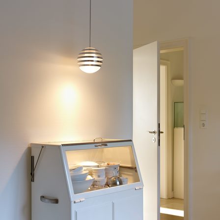 Die mehrfach preisgekrönte Pendelleuchte "Bulo" besticht vor allem durch ihr außergewöhnliches Design. Gewöhnliche Formen wie die Kugel zu durchbrechen, ja fast schon zu zerstören, um etwas gänzlich Neues entstehen zu lassen.