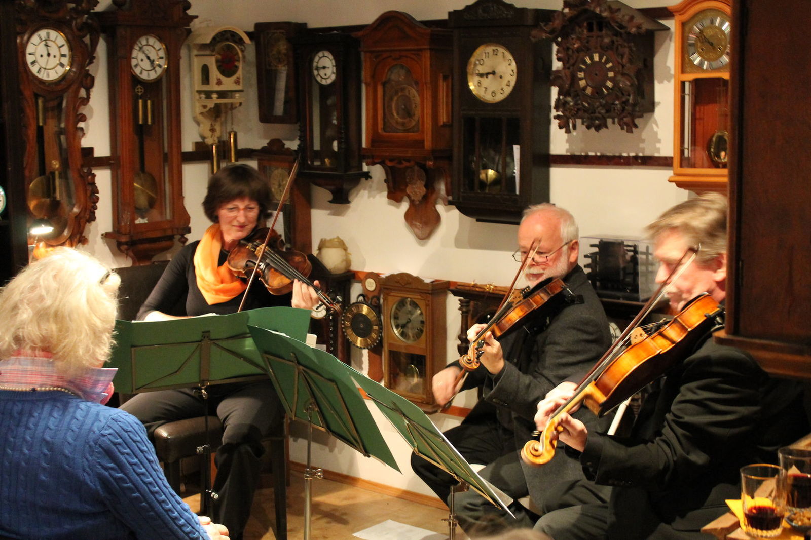 Herr Dikow ist begeisterter Kulturförderer und organisiert regelmäßig Konzerte, Lesungen oder Feste.