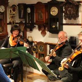 Herr Dikow ist begeisterter Kulturförderer und organisiert regelmäßig Konzerte, Lesungen oder Feste.