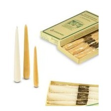 Die handgearbeiteten konischen Kerzen aua Bienenwachs sind Inbegriff weihnachtlicher Stimmung: ein von duftenden Bienenwachskerzen erleuchteter Christbaum oder Adventskranz. konische Bienenwachskerzen - Ø 18 mm