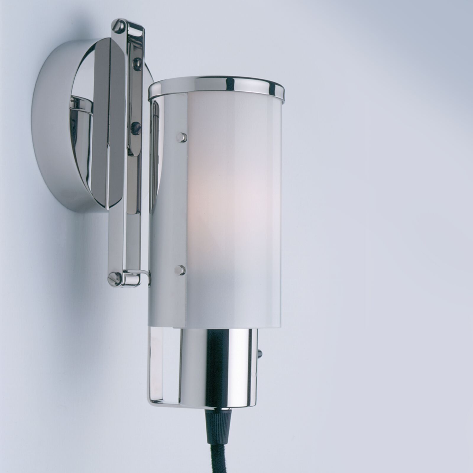 "Nachttischlampe, auch als Wandleuchte verwendbar" war die ursprüngliche Bezeichnung dieser Leuchte im Prospekt der Weimar Bau- und Wohnungskunst GmbH.Wilhelm Wagenfeld entwarf 1930