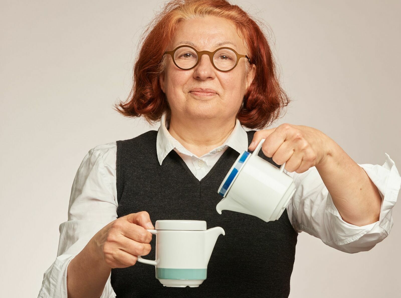 ...der Deckel bleibt selbst bei großer Neigung auf der Kanne. Er eignet sich zudem aufgrund seine höheren Randes asl Ablage für den Teebeutel.