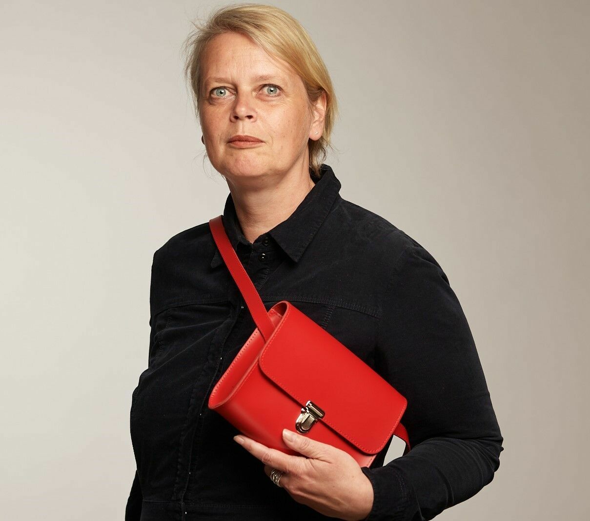 Kathrin mit der Brottasche in Rot