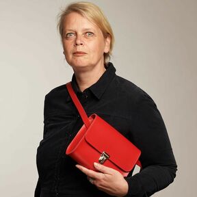 Kathrin mit der Brottasche in Rot