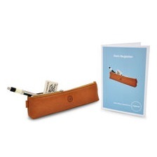 Ein Geschenkset für Menschen, die z. B. in einen neuen Lebensabschnitt starten, wie Abi, Ausbildung, Studium oder berufliche Veränderung.    Das Lederetui wird mit den Jahren schöner und schöner. Kombiniert mit Metallbleistift und dem Radiergummi ein schön verpacktes Geschenk, an dem man nachhaltig Jahrzehnte Freude hat.    Geschenkset – Schreibset Simmel