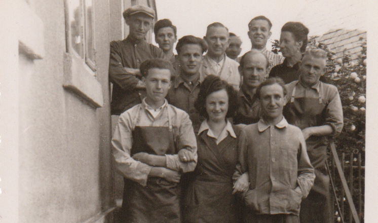 Die erste Belegschaft des kleinen Betriebs