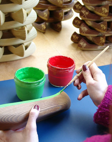 Alle Schiffsrümpfe und Segel werden handgefertigt.