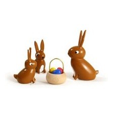 Die dekorative Hasenfamilie aus den 50ern findet heute noch als klassische Osterdekoration in jedem Zuhause Platz. Wie immer handgefertigt und detailtreu. Osterhasenfamilie MINIATUR