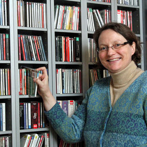 Corinna Hesse vor ihrer Audiothek