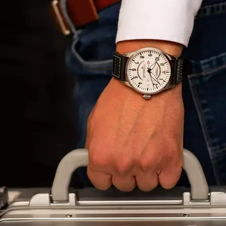Schweizer Präzisionswerk GMT Farbe Silber 42 mm Lederarmband verschraubte Krone