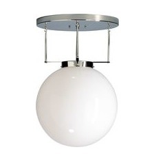 Diese Deckenleuchte mit einer Opalglaskugel entwarf Marianne Brandt in der Dessauer Metallwerkstatt. Bereits damals war das schlichte, zeitlos schöne Bauhaus-Modell derart erfolgreich, dass es serienmäßig produziert wurde.  Bauhaus Deckenleuchte – DMB26