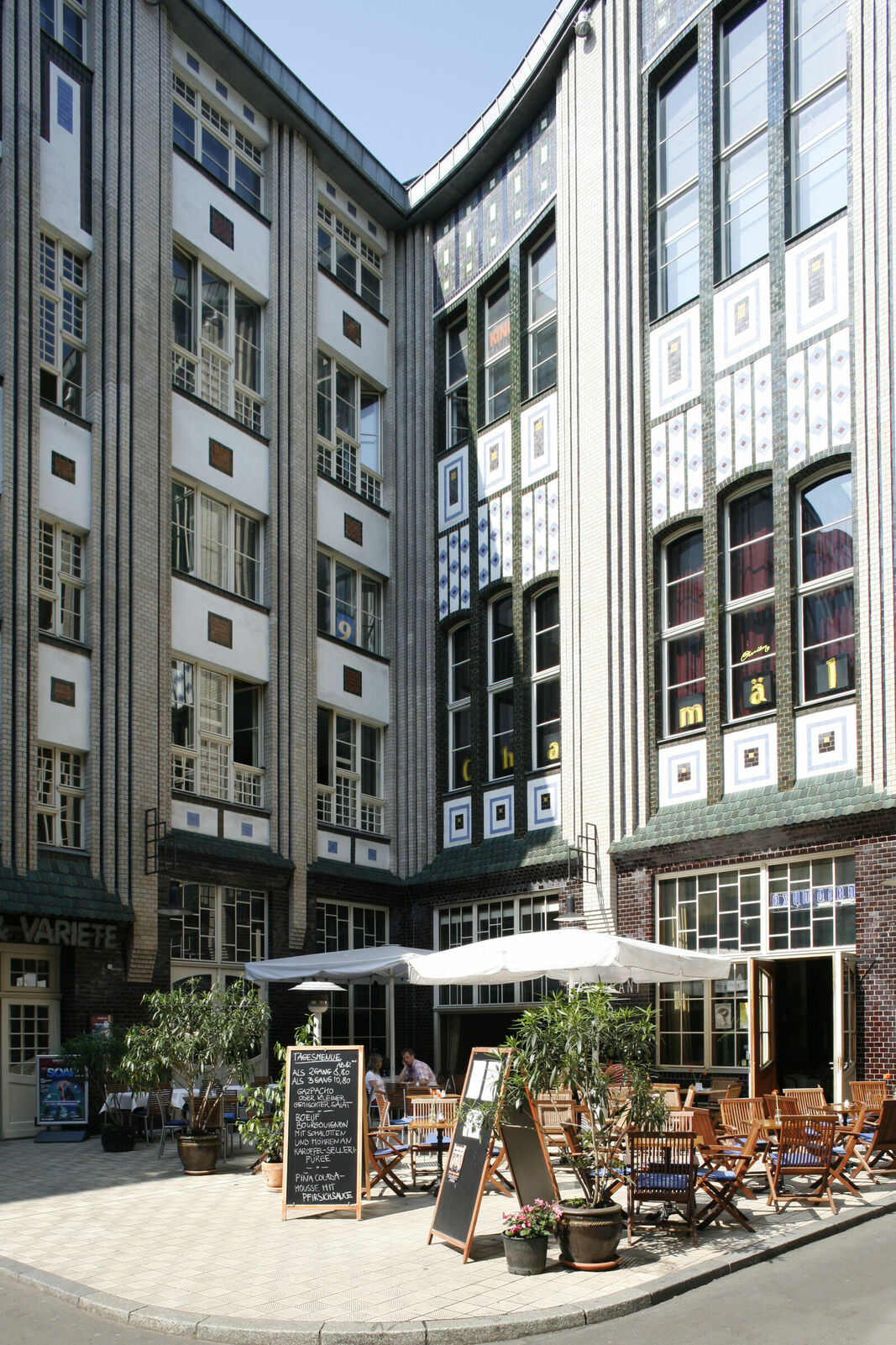 Golem Fliesen Fassade Hackesche Hofe, Hofe I