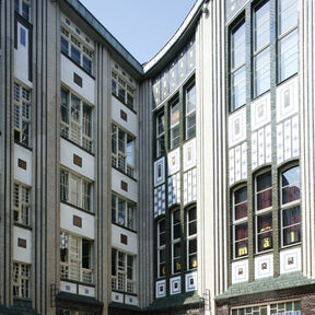 Golem Fliesen Fassade Hackesche Hofe, Hofe I