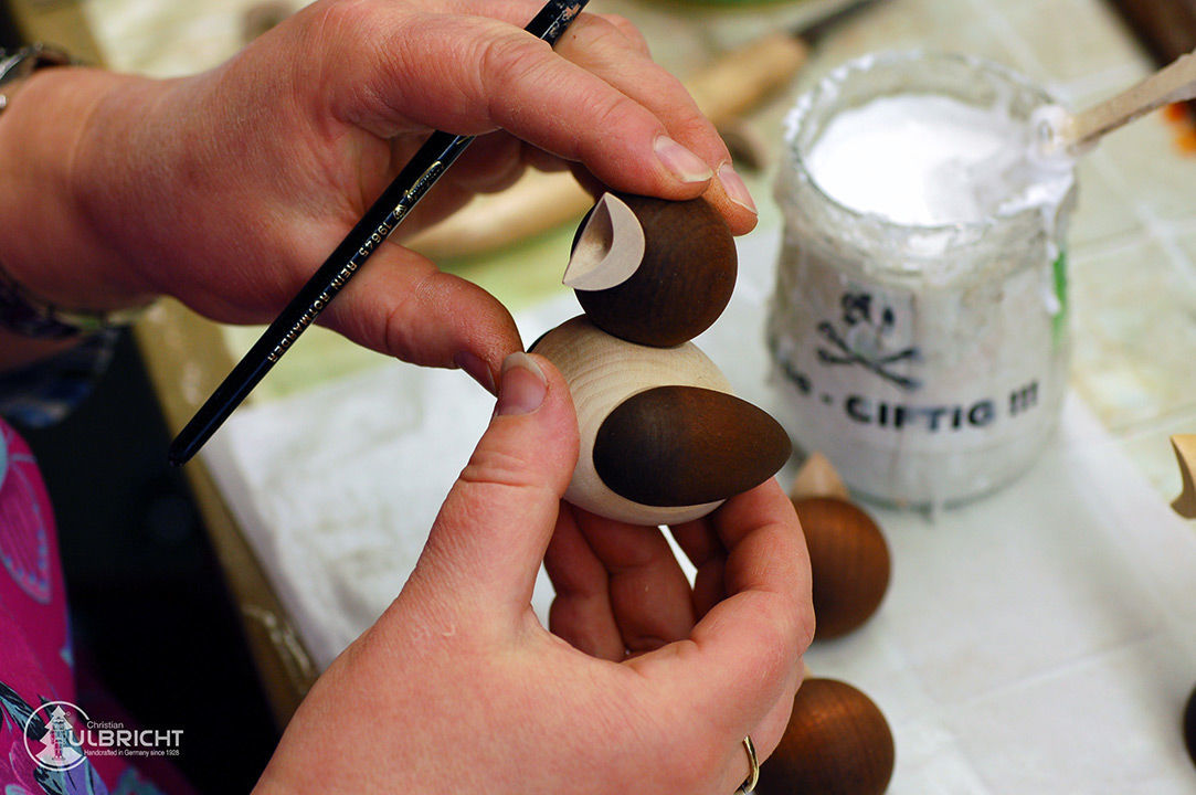 Die Teile eines Vögelchens werden zusammengesetzt.