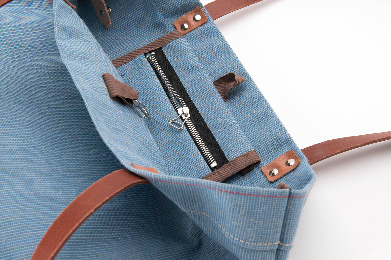 Karabiner verschießt die Tasche und ein Querriegel variiert die Größe 