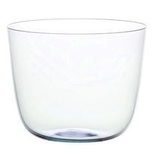 Das hauchzarte Musselinglas in der Form eines Wasserbechers aus der Serie ALPHA 267 ist mundgeblasen, stapelbar, liegt hervorragend in der Hand. Lobmeyr bringt mit diesem Wasserglas Eleganz und Leichtigkeit in den Alltag zurück. ALPHA Wasserbecher - Trinkservice No.267