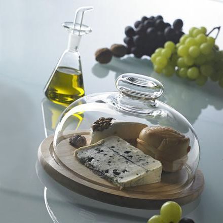 Öl- und Essiggießer neben Käseglocke