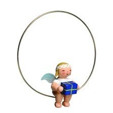 Christbaumschmuck Margeritenengel im Ring mit Geschenk