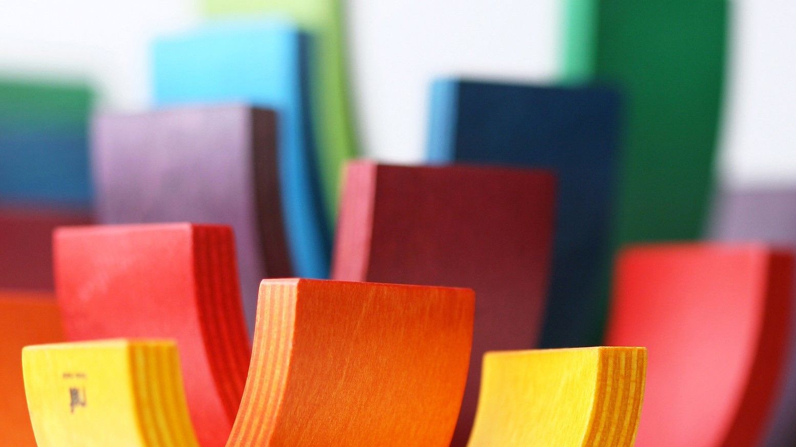 Das Rainbow Spiel von Naef besteht aus neun variablen Bogenelementen aus Holz. Spiel-, Klang- und Kunstobjekt zugleich.