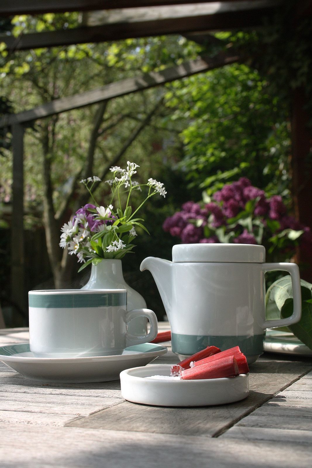 Das im Volksmund bekannte "Mitropa"geschirr begleitet jede Garten-Kaffeerunde.