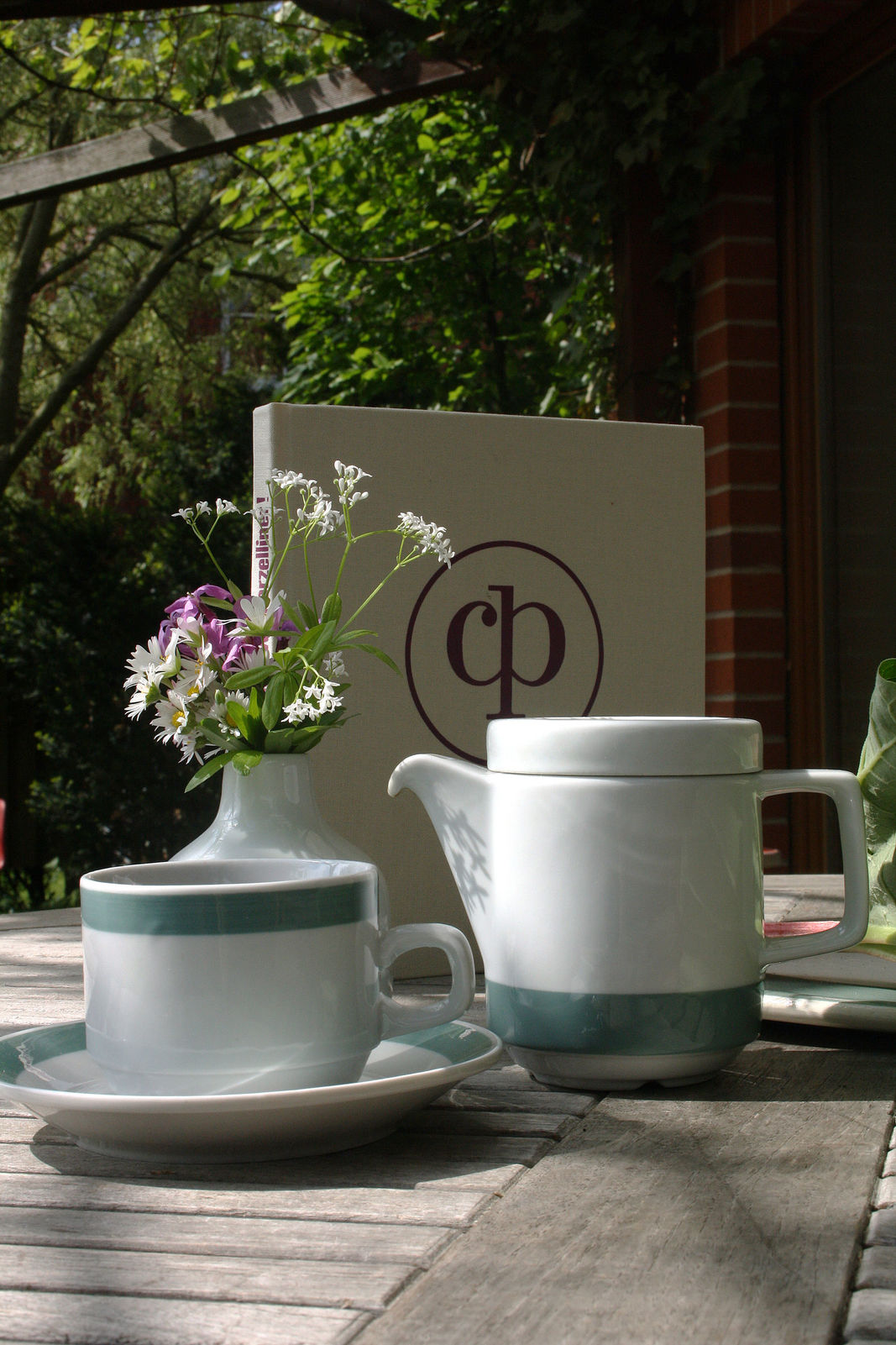 Während ihres Studiums an der Hochschule für Bildende Künste Dresden wurde Margarete Jahny u. a. von Mart Stam und Marianne Brandt geprägt