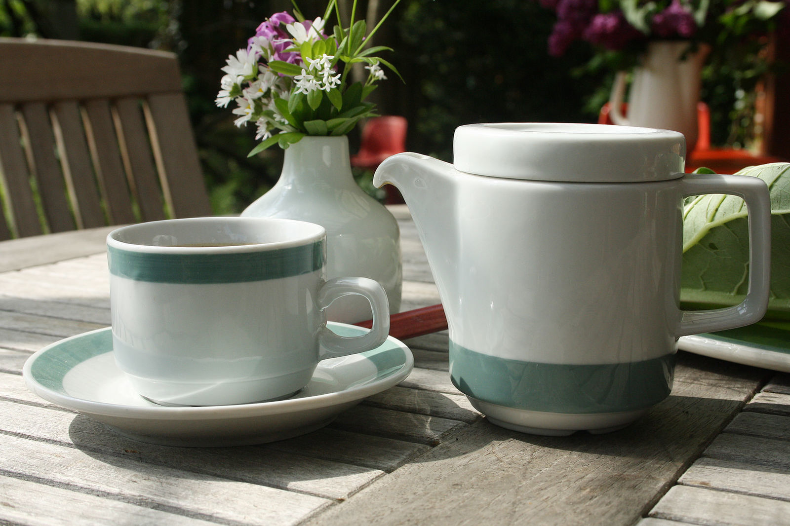 Mitropa-Geschirr hieß ursprünglich „Rationell“. Und das war es auch: praktisch, robust und stapelbar. Die Form war original in der Bauhaustradition verankert. Heute noch kennen und lieben viele das Mitropa-Geschirr. Insbesondere bei Sammlern ist es sehr begehrt.