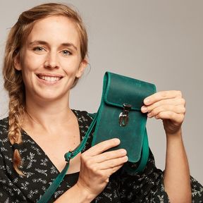 Sina von escape, unserem IT-Partner mit der Borsa Ledertasche XS in Petrol. Eine Handytasche für alle Fälle. 