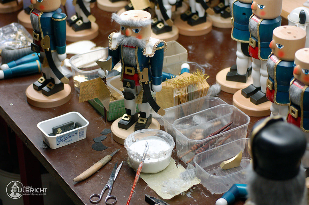 Die Teile der Nussknacker werden zusammengeleimt.