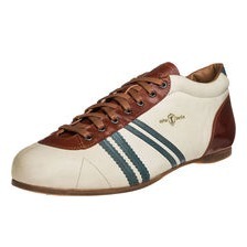 Der Zeha FINALIST in frischem Weiß - Teil der Fußball Kollektion der späten 60er Jahre. Ein Unisex – Lederschuh für alle, der einen stilvollen Vintage-Look verleiht.   Lederschuh FINALIST 817 gobi cremeweiß, Zeha Berlin