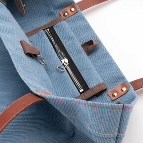 Die Karabiner mit Gegenschlaufe verschließt die Tasche, der Querriegel variiert die Größe
