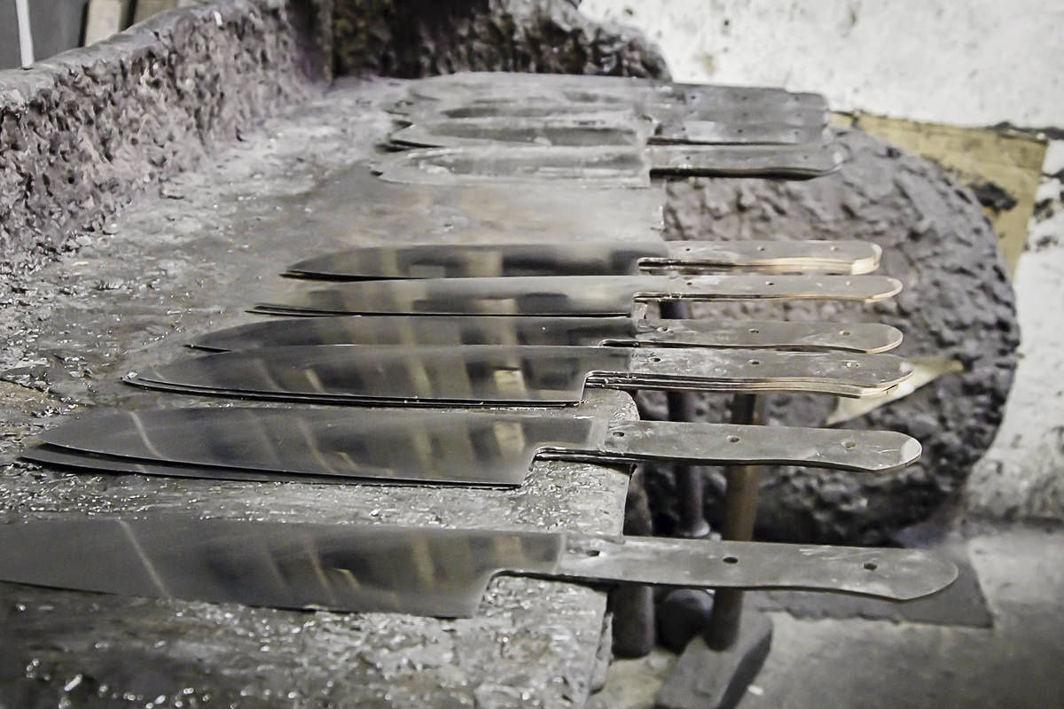 Fertige Klingen nach dem Blaupließten auf der Bank