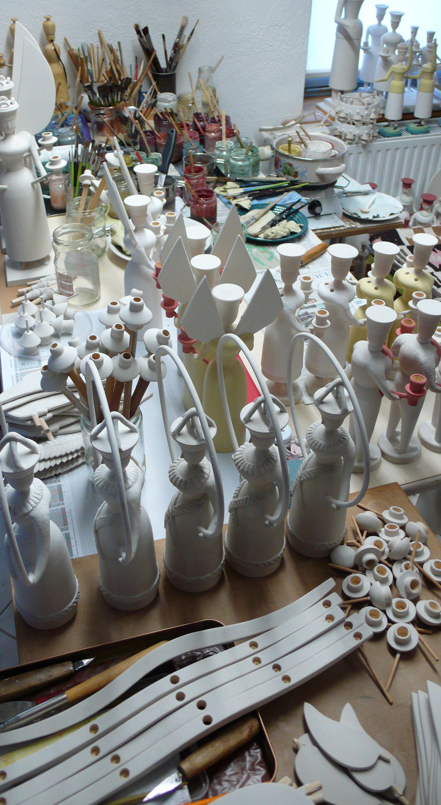 Kleine Manufakturen produzieren in Handarbeit nach originalen Vorlagen Engel und Räuchermännchen