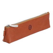 Das Schreibetui SIMMEL von Sonnenleder bietet Platz für etwa fünf Stifte. Aus feinem Rindleder mit Qualitätsreißverschluss bietet das Federmäppchen optimalen Schutz für Ihre Stifte. Ein schönes Geschenk!   Stiftetui SIMMEL, Lederetui