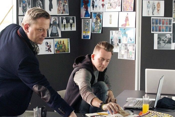 Künstlerischer Leiter Andrej Subarew mit dem Wismarer Absolventen Robert Seegler beim Workshop im Rahmen des Baltic Fashion EU-Projektes
