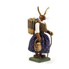 Osterhasenfrau mit Blaudruckrock