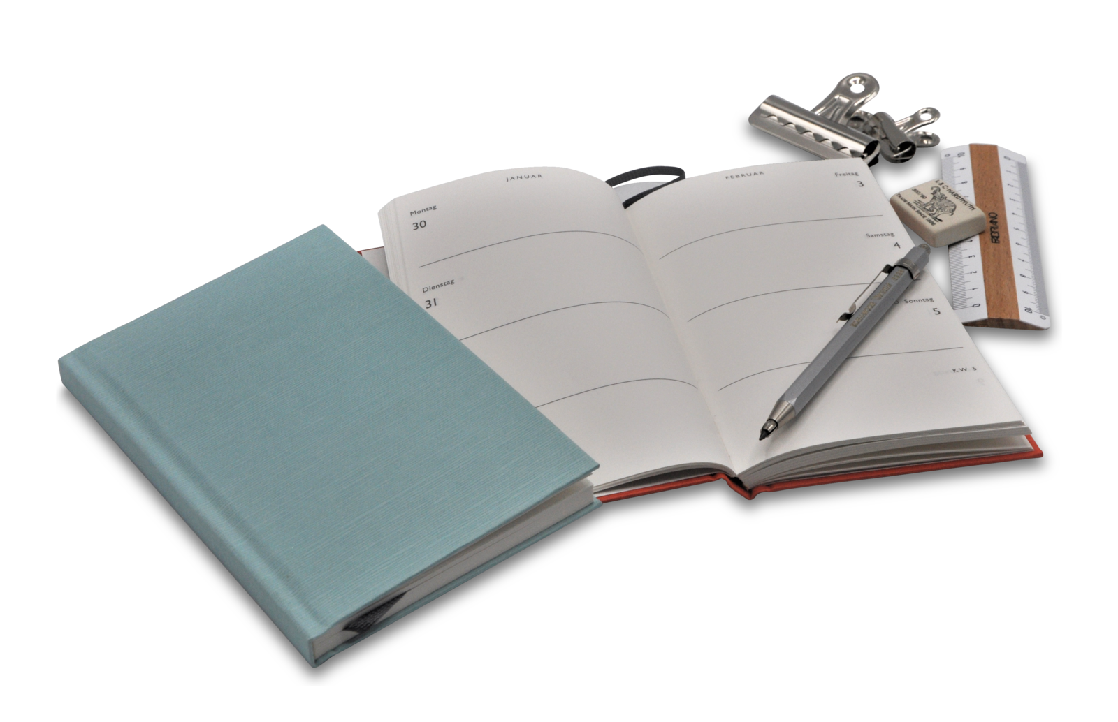 Der Taschenkalender 2023 im praktischen DINA 6 Format bietet je einer Woche auf einer Doppelseite Platz für Termine und Erinnerungen. Für Staiblität und Haltbarkeit sorgt ein schöner, fester Buchdeckel mit Tsumugi oder Chiyogamy bezogen. 