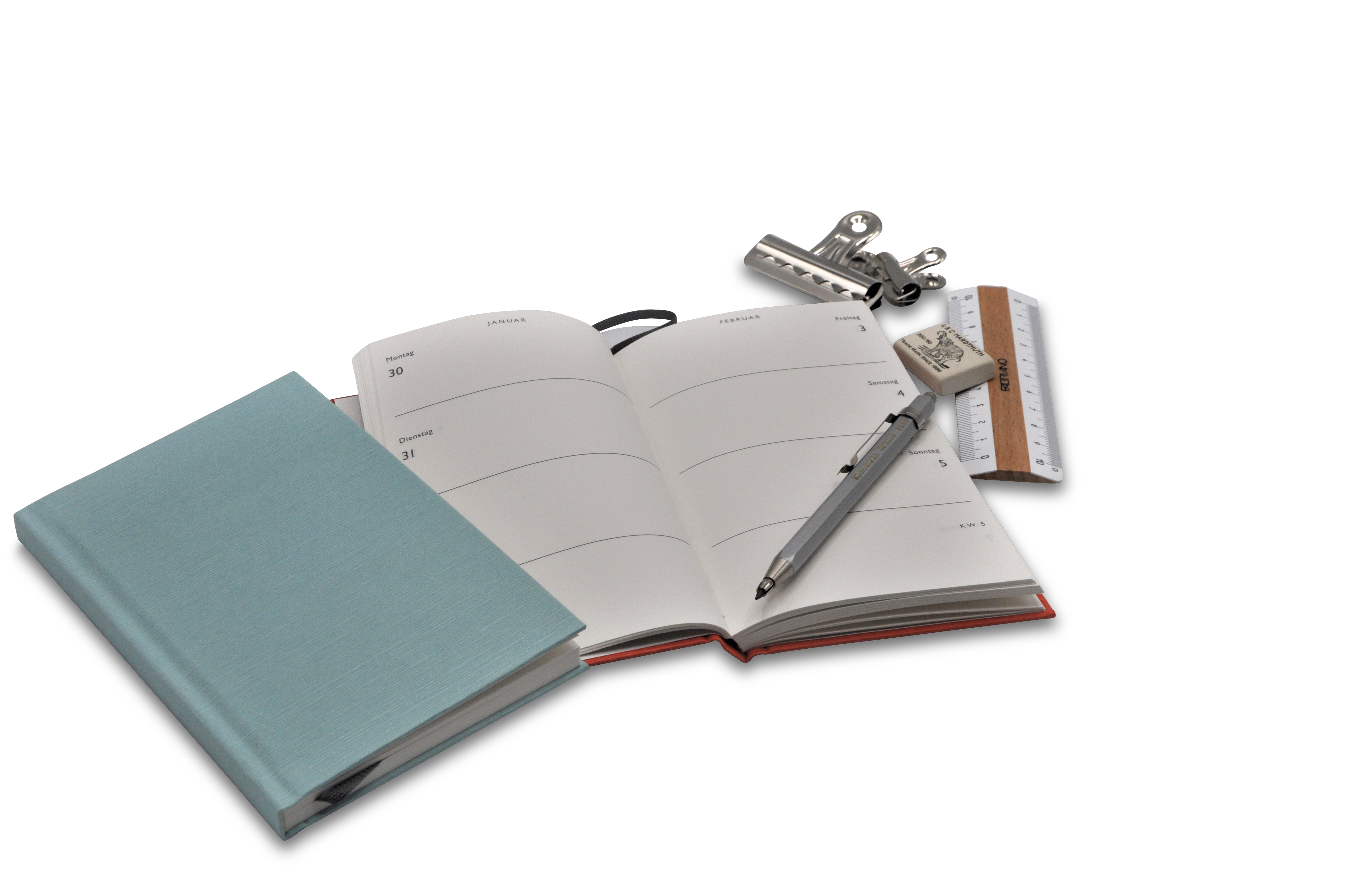 Der Taschenkalender 2023 im praktischen DINA 6 Format bietet je einer Woche auf einer Doppelseite Platz für Termine und Erinnerungen. Für Staiblität und Haltbarkeit sorgt ein schöner, fester Buchdeckel mit Tsumugi oder Chiyogamy bezogen. 